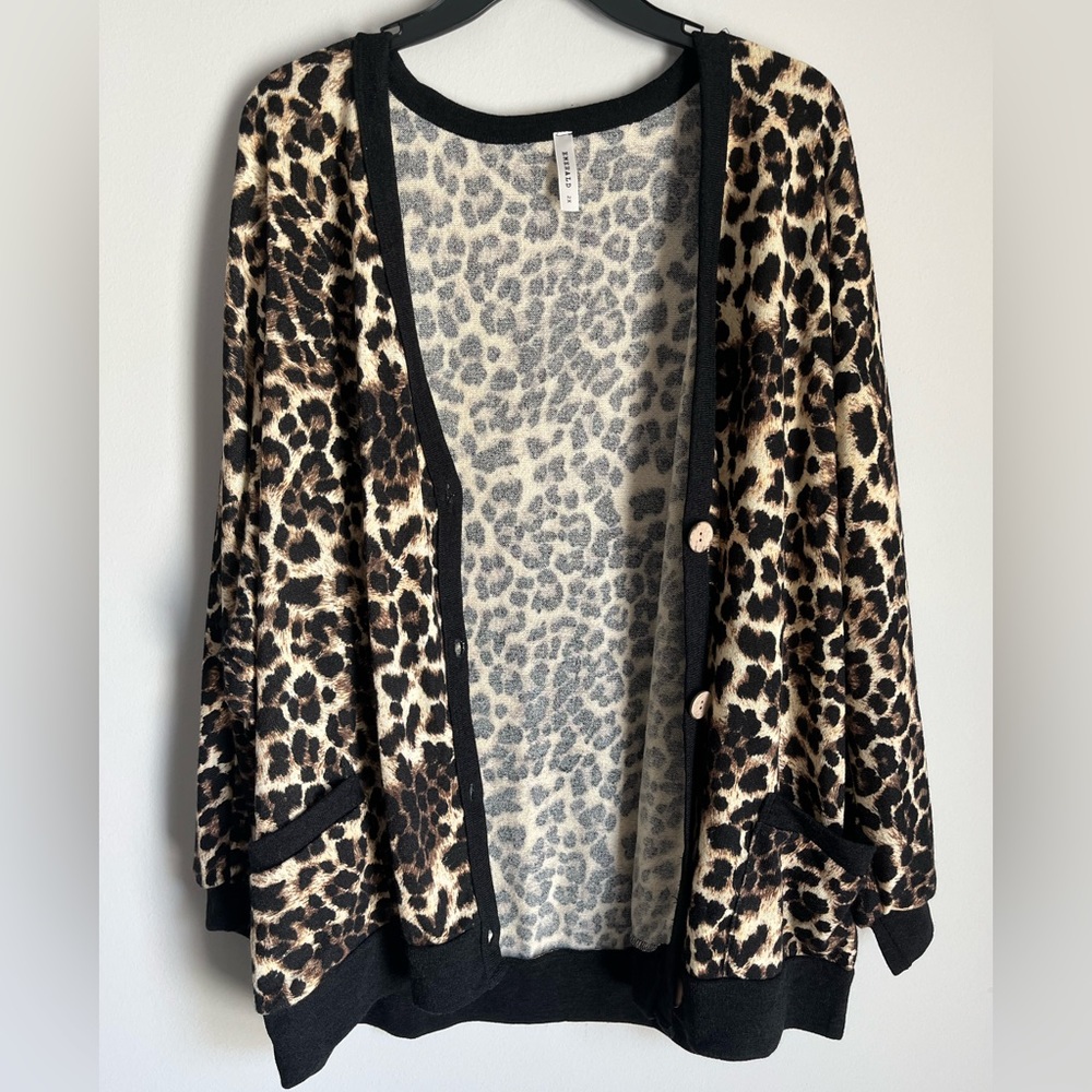 Cheetah Print Sweater/Cardigan w/Functional Buttons & Front Pockets🖤